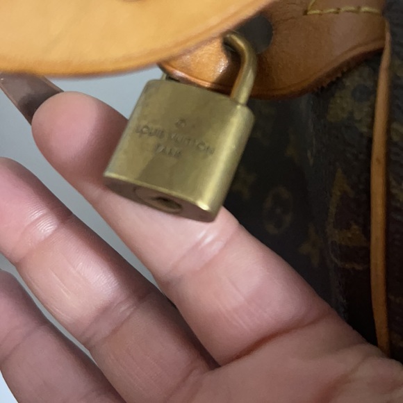 COPY - 40 mm bag mint condition , has initials ( SKT) - Picture 5 of 16